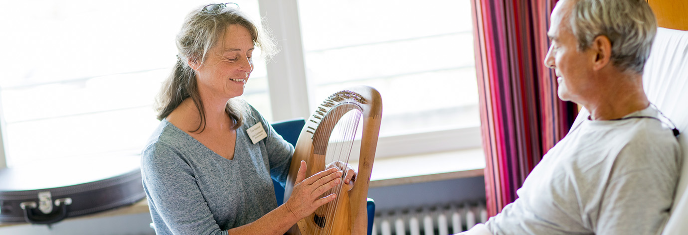 Harfespielerin am Krankenbett